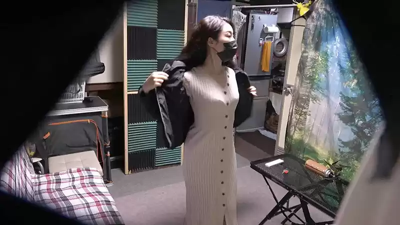 自分の部屋に泊まることになった妻の女友達 「人妻真須美さん（仮名）三十八歳」に当然のように手を出してしまうワタシ (140c02786) - 140c02786jp-1