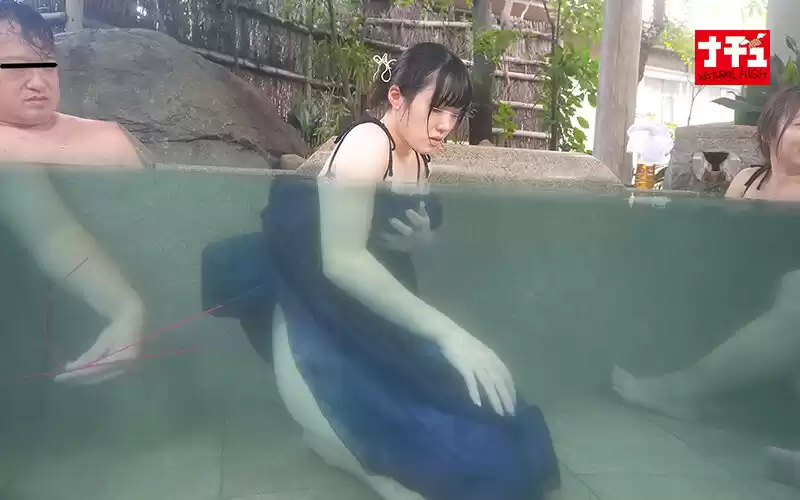 混浴風呂の中で湯あみ着をずらされ執拗な乳首イジリで抵抗できない美乳女 (1nhdtc00018) - 1nhdtc00018jp-12