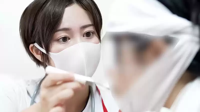 「医療従事者として私たちは、患者様の前では絶対に表情を崩しません」限界集落の病院を支える看護師の献身 訪問看護編 紫月さん看護師歴1年目 (1sgki00037c) - 1sgki00037cjp-1