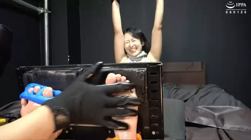 「足枷くすぐりで過去イチ反り返ってくすぐったがるほたるさん！」わかしラボ WAKA-065 海埜ほたる 3(h_1416ad01825)
