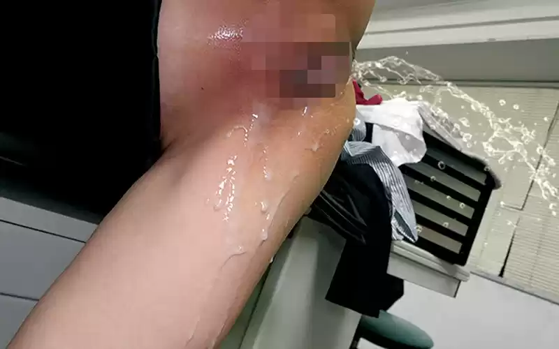 「ここで吹くなんて…ダメ…」机に突かれ、背中を押さえつけられたまま立ちバックで何度も潮を吹かされ、激しいピストンにイキながら連続中出し 壊れていく居場所 若菜れいか (h_1664hnbr00010) - h_1664hnbr00010jp-11