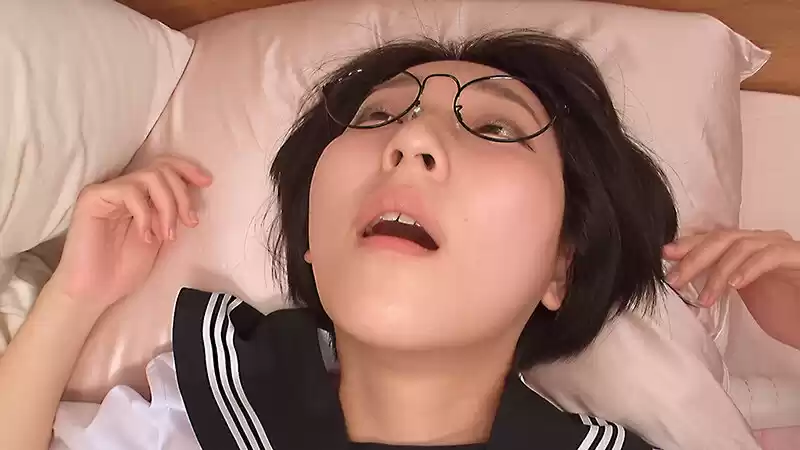 メガネを掛けた無垢な子に変態わいせつ行為をしたら…興味津々で欲しがり顔…初体験の生チ●コの感触に「本物は初めてです。」と懐き、トロけた顔で崩壊絶頂する地味カワで巨乳のパイパン●学生るか 糸井瑠花 (suji00305) - suji00305jp-18